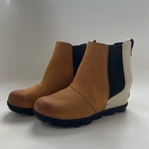 SOREL Joan of Arctic Wedge II Chelsea Ankle Boots Two Tone Tan and White Leather